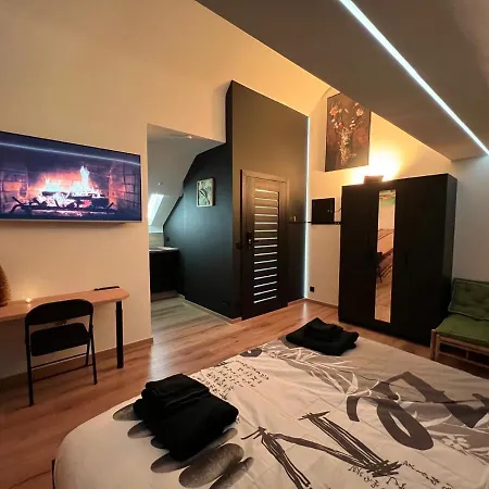 Aux Trois Univers Apartment *
