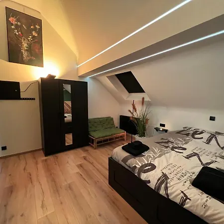 Aux Trois Univers Apartment *