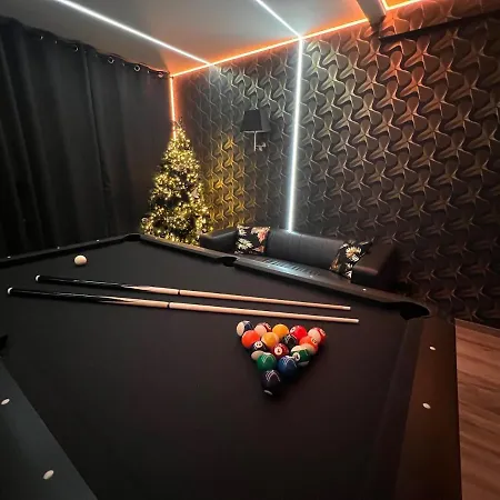 Aux Trois Univers Apartment *