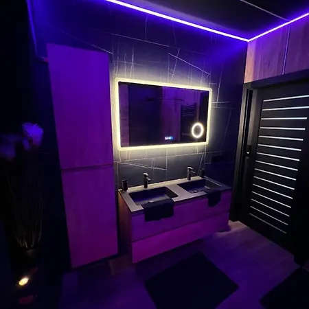 Aux Trois Univers Apartment *
