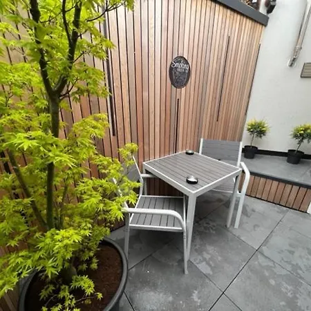 Aux Trois Univers Apartment *